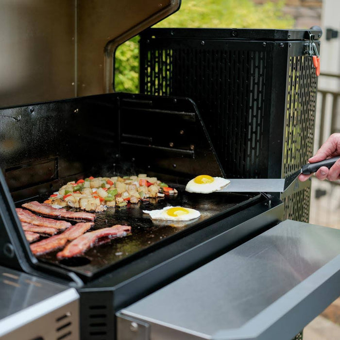 Masterbuilt Gravity Series™ 800 Digital Charcoal Griddle + Grill + Smoker